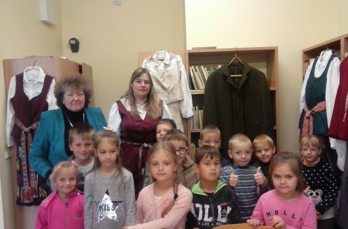 Skriaudžių bibliotekoje vyko popietė „Tautinio drabužio supratimas šiandien“, skirta Tautinio kostiumo metams paminėti (2)