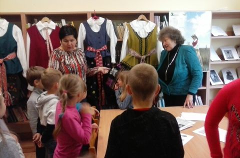 Skriaudžių bibliotekoje vyko popietė „Tautinio drabužio supratimas šiandien“, skirta Tautinio kostiumo metams paminėti(3)