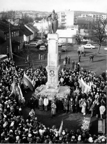 Kęstučio paminklo atidengimas (Foto Rimvydo Strikausko) 1990 m. vasario 16 d.