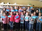 Jiezno gimnazijos 2 klasės mokiniai su mokytoja Živile Valatkiene Jiezno bibliotekoje